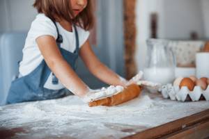 Bake med barn: Slik får barnet mestringsfølelse på kjøkkenet