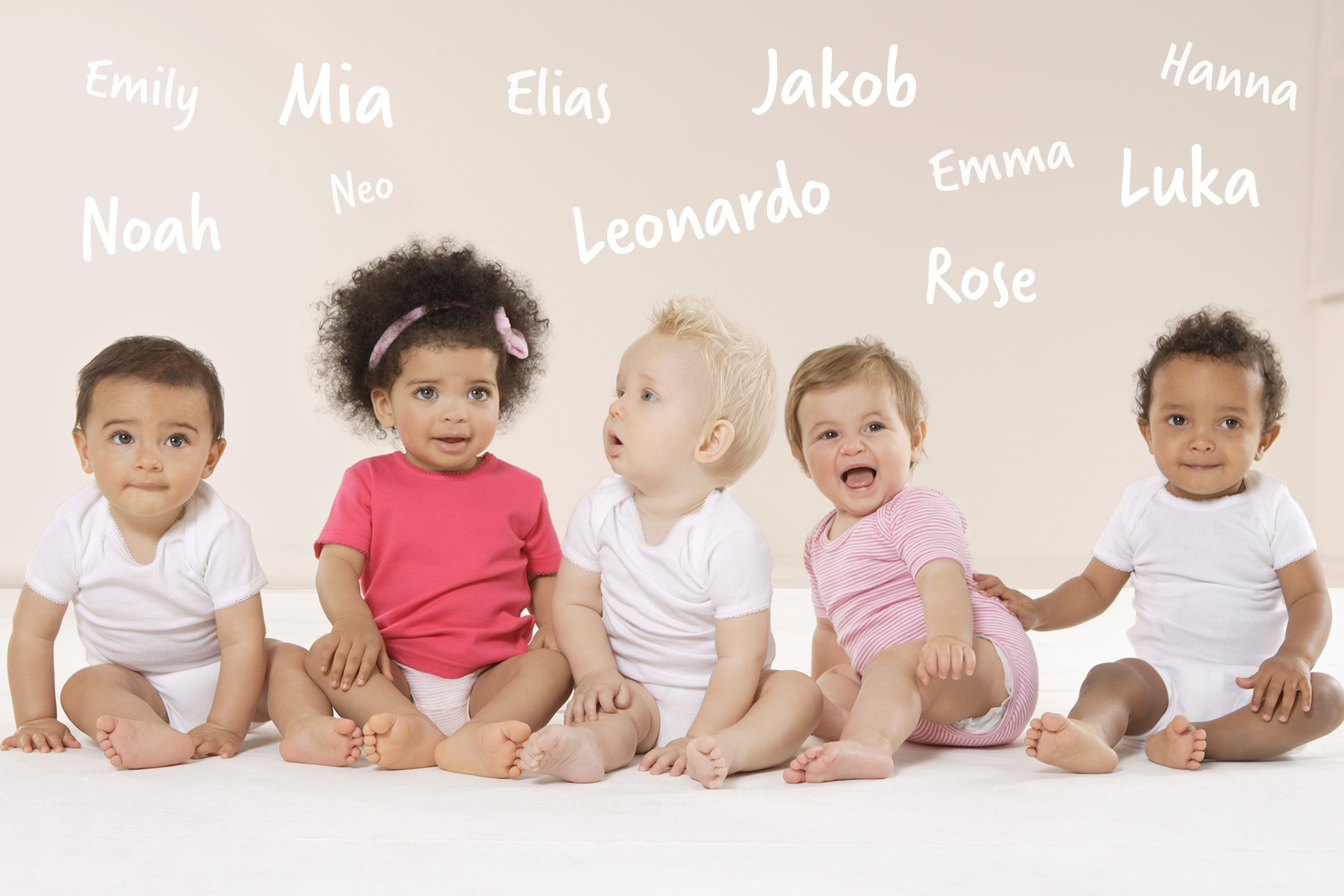 Barn med populære barnenavn over seg