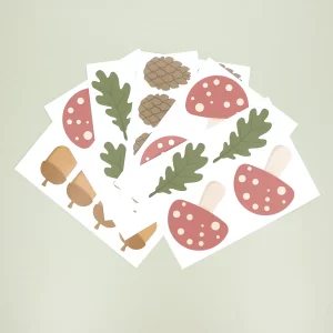 Dekorative klistremerker med naturmotiv, inkludert sopp og blader, perfekt for å personalisere navnelapper.