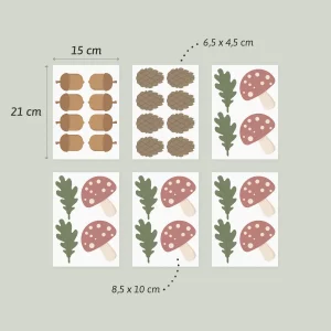 Illustrasjon av klistremerker med eikenøtter, kongler, sopper og eikeblader, perfekt for dekorative navnelapper. Arkene måler 15 x 21 cm, med individuelle merker på 6,5 x 4,5 cm og 8,5 x 10 cm, ide