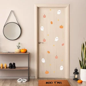 Dør dekorert med Halloween-klistremerker, inkludert spøkelser og gresskar, i en moderne gang med høsttema. Passer perfekt for sesongbasert pynting av hjemmet.