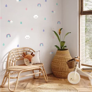Barnerom dekorert med leken veggdesign. En rattan-stol med reinsdyrpute står nær en stor flettekurv med plante. En hvit trehjulssykkel med kurv står ved vinduet.