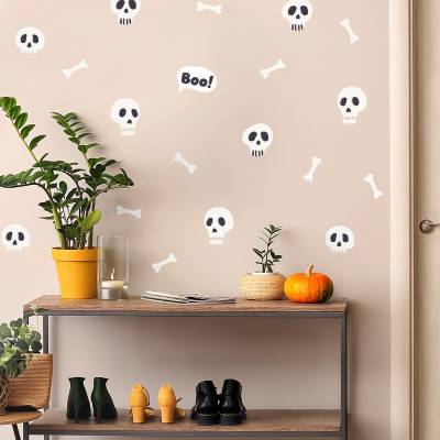 Skull stickers på vegg i en gang