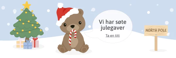 Illustrert julenissebjørn med godteristang ved siden av juletre og gaver, med snøfall og et skilt som viser “North Pole”.