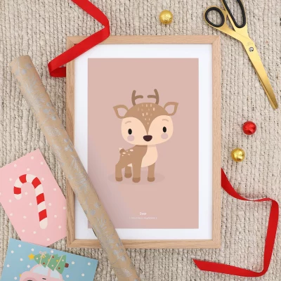 Plakat i ramme av et rådyr omgitt av julepapir og bånd