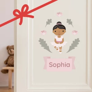 Illustrasjon av ballerina med navnet “Sophia” som dørdekor på et barnerom.