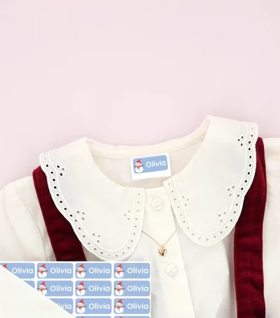 røde sko og julekjole med navnelapper med snømann på rosa bakgrunn