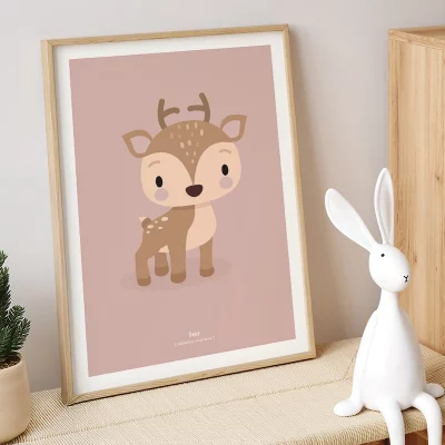 Plakat av søte rådyr på barnerom, plassert på kommode med interiør rundt.