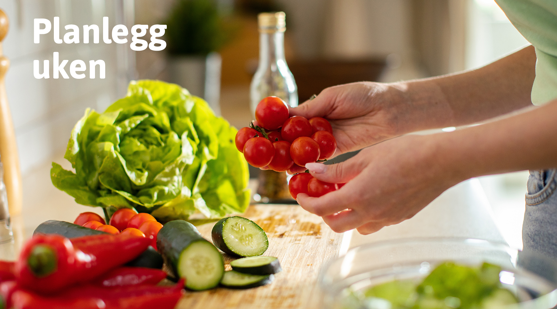 Person som kutter opp grønnsaker på kjøkkenbenken