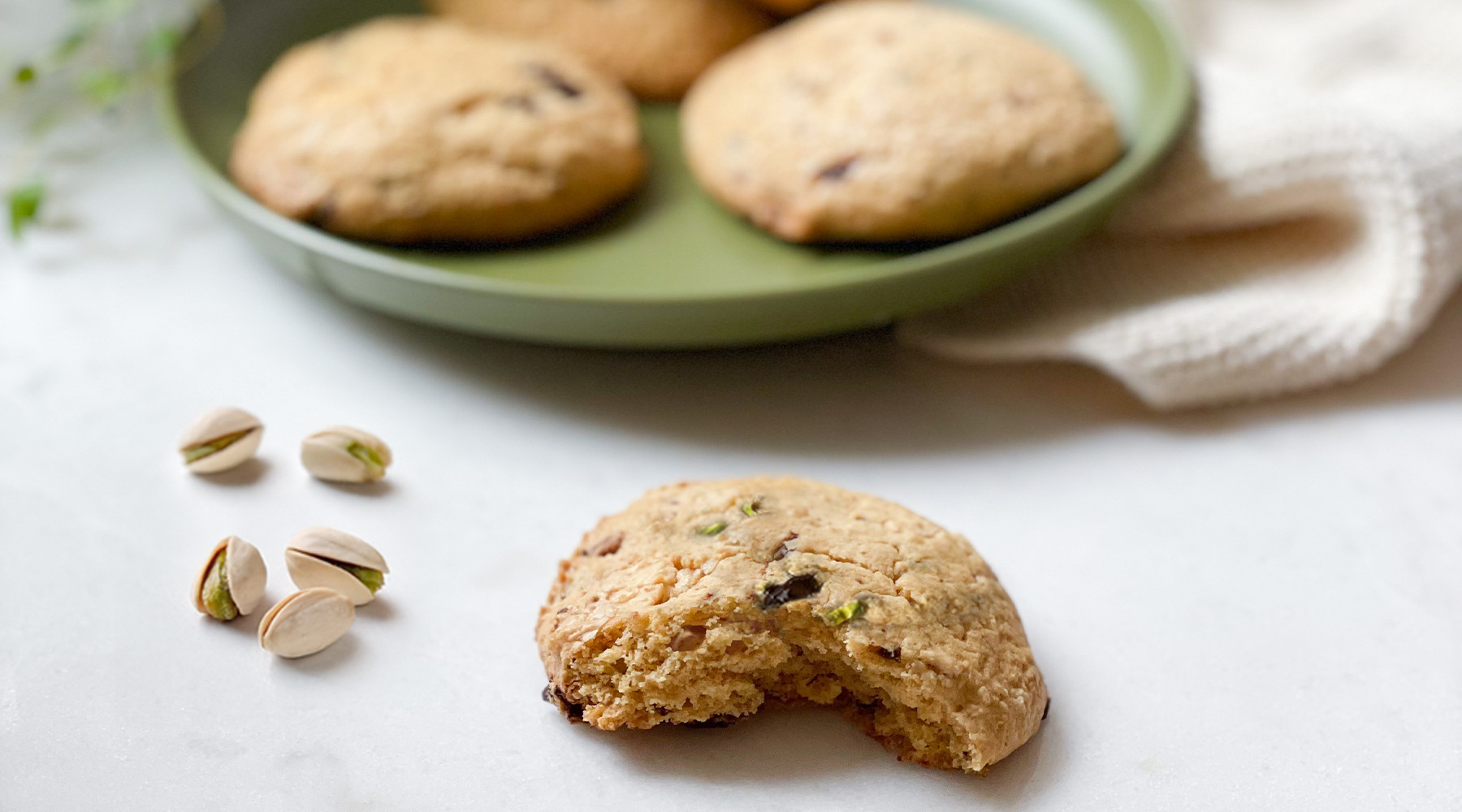 ystekte pistasjcookies på fat – barnevennlige glutenfrie cookies.