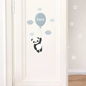 Veggen er dekorert med en søt panda dørdekor for barn, hvor en panda holder en ballong med navnet Sara. Perfekt for å legge til et personlig preg på barnerommet.