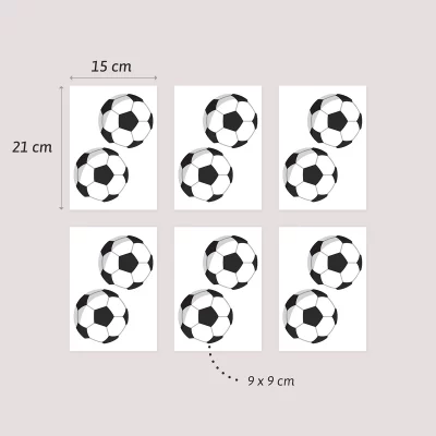 Utsnitt av navnelapper med fotballmotiv, hver laget i størrelsen 15 cm x 21 cm. Disse navnelappene er ideelle for barn som elsker fotball, og kan brukes til å personalisere eiendeler som skoleutstyr og klær. Lappene har et leken design med fotballer i sort og hvitt.