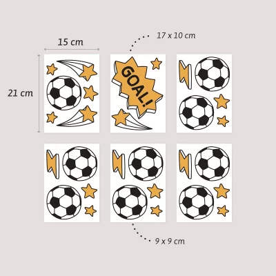 Fargerike klistremerker med fotballmotiv og stjerner, inkludert en 'GOAL!'-lapp. Designet passer perfekt som veggdekor for barnerom, og kan brukes til bursdagskort eller som dekorelementer i festdekorasjoner. Klistremerkene kommer i ulike størrelser for kreativ bruk.